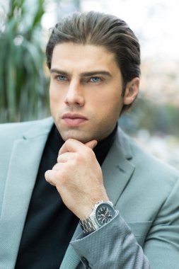 Yakışıklı bir gencin portresi.