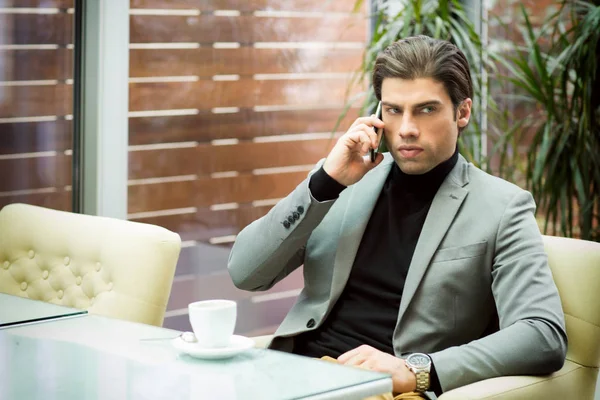 Kafede telefonda yakışıklı adam