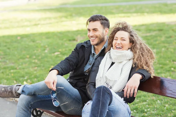 Romantiska par i den park som skrattar — Stockfoto