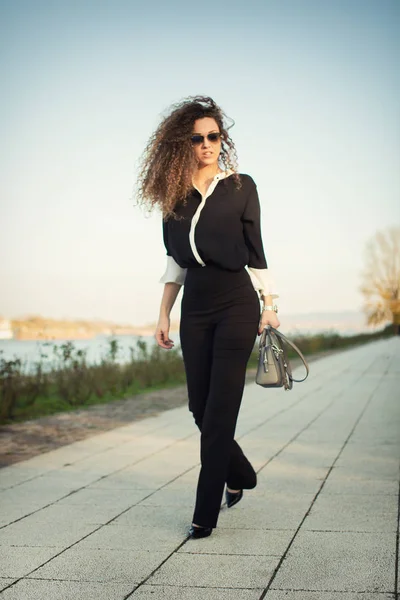 Retrato al aire libre de una hermosa mujer con estilo — Foto de Stock