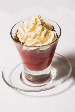 Dondurma fincan tepesi ile