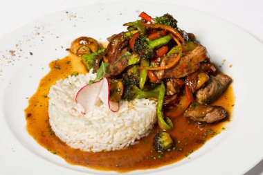 Malzemelerle dilimlenmiş domuz