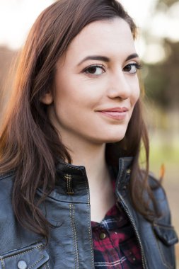 açık havada çok güzel bir kadın portresi 