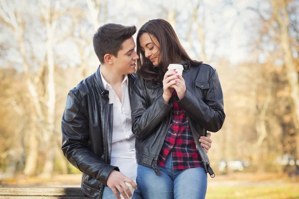 Pareja romántica en el parque — Foto de Stock