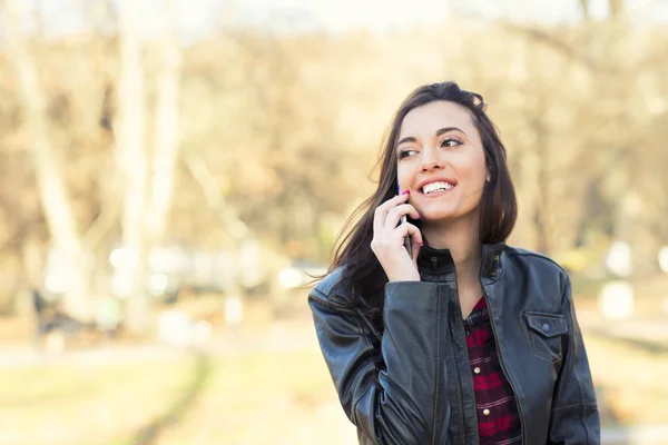 Draußen, schöne Frau telefoniert — Stockfoto