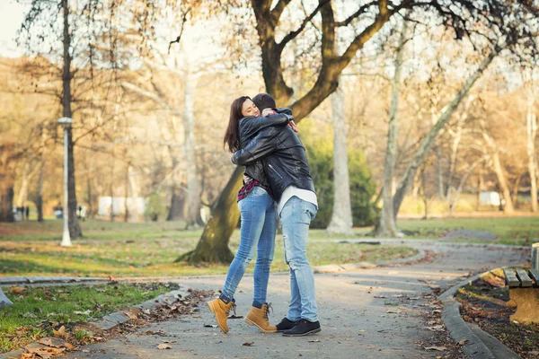 Romantiska par i parken — Stockfoto