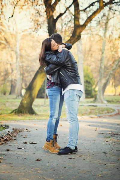Romantiska par i parken — Stockfoto