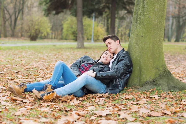 Romantyczna para w parku — Zdjęcie stockowe