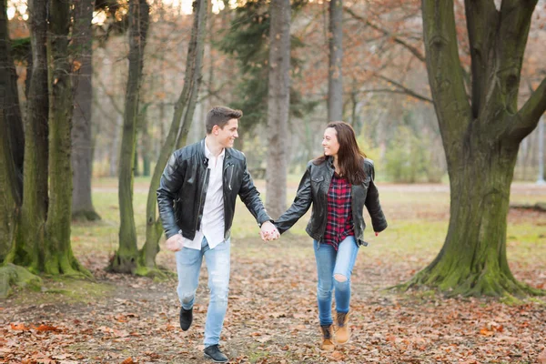 Romantisch paar in het park — Stockfoto