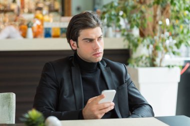 yakışıklı genç bir akıllı telefon ile