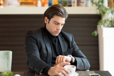 Yakışıklı genç adam onun bakarak