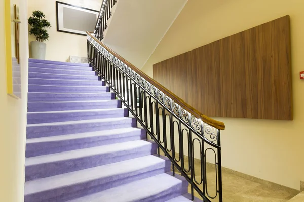 Apartamento edificio escaleras diseño —  Fotos de Stock