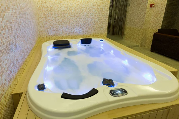 Kąpiele z hydromasażem w hotelu centrum odnowy biologicznej — Zdjęcie stockowe