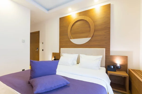 Wnętrze nowego sypialni podwójne łóżko hotel — Zdjęcie stockowe