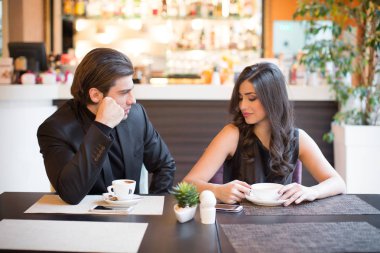 Restoranda güzel genç Çift