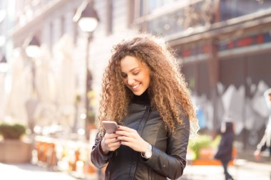 Açık havada, akıllı telefon olan kadın