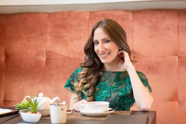 Mujer joven con una taza de café —  Fotos de Stock