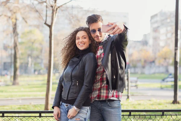 Romantikus pár, a park vesz egy selfie — Stock Fotó