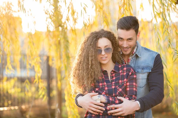 Outdoors, romantic young couple — Stock Photo, Image