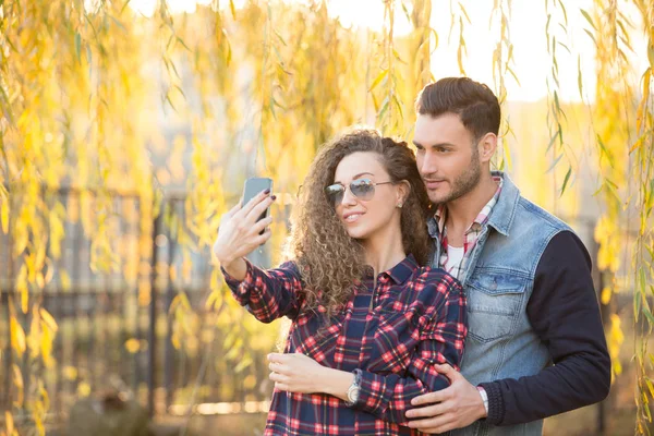 Romantisches Paar macht ein Selfie im Park — Stockfoto