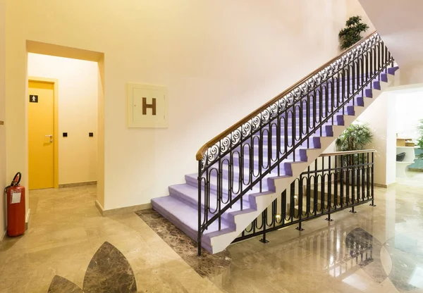 公寓楼楼梯设计 — 图库照片