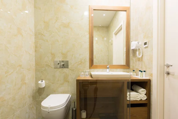 Intérieur salle de bain à l'hôtel — Photo