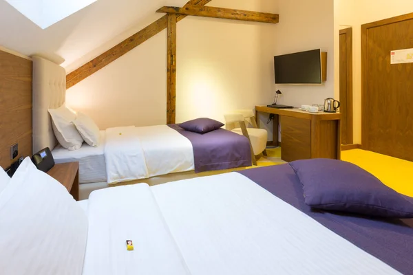 Hotel slaapkamer interieur in de loft-appartement — Stockfoto