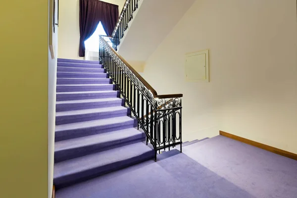 Apartamento edifício escadas design — Fotografia de Stock