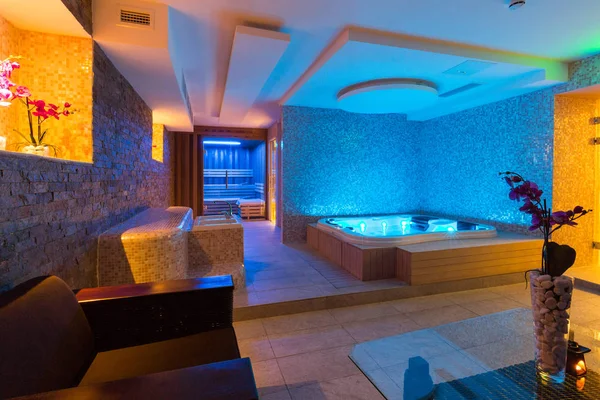 Jacuzzibad in het hotel spa centrum — Stockfoto