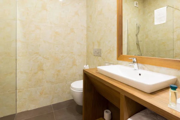 Μπάνιο Εσωτερικών στο ξενοδοχείο — Φωτογραφία Αρχείου
