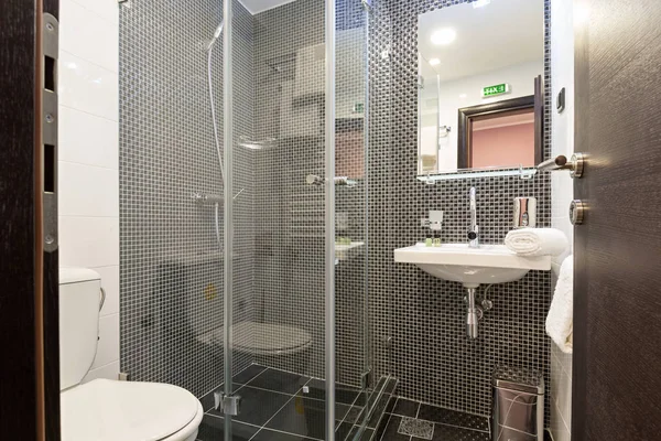 Wnętrze nowoczesnej łazienki hotelowej — Zdjęcie stockowe