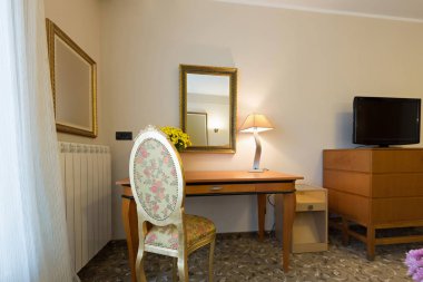 Bir otel odasının içinde.