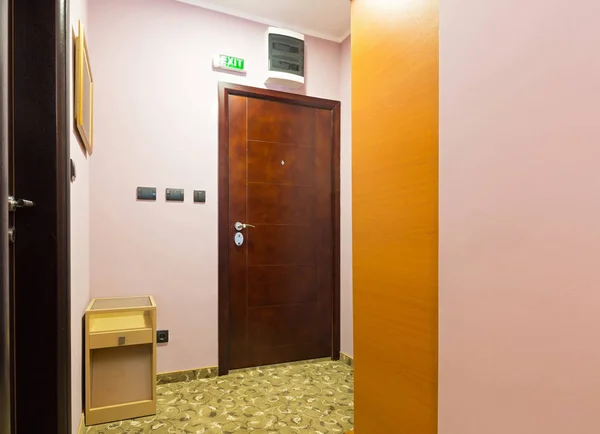 Hotel pokoj vstupní dveře — Stock fotografie