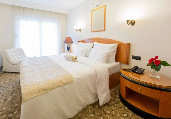 Interior del hotel, dormitorio con cama doble — Foto de Stock