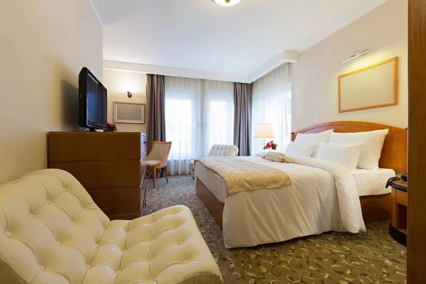 Интерьер отеля, спальня с двуспальной кроватью — стоковое фото