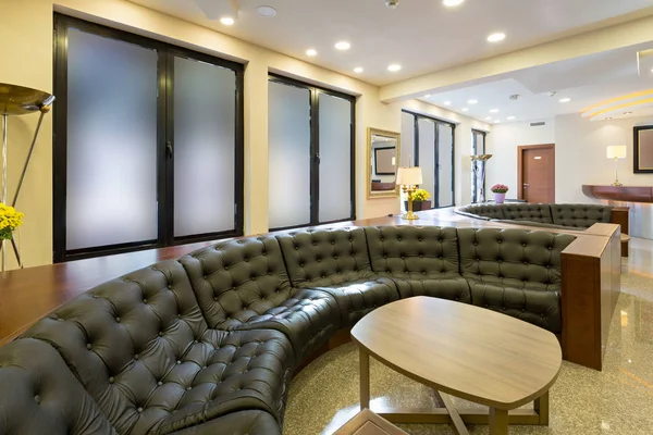 Interior de una cafetería del vestíbulo del hotel — Foto de Stock