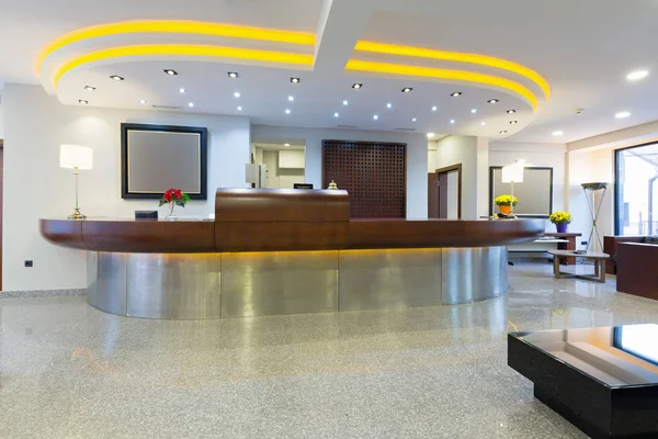 Zona de recepción con recepción en hotel moderno — Foto de Stock