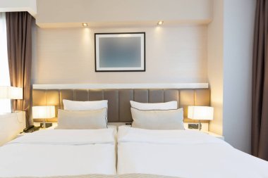 Yeni bir otel yatak odası iç