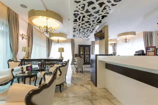 Yeni ve modern bir otel Restoran iç — Stok fotoğraf