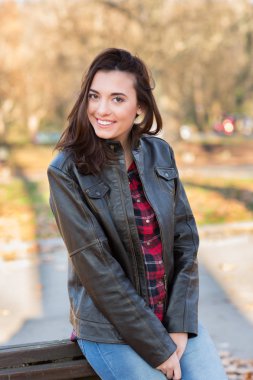 açık havada çok güzel bir kadın portresi 