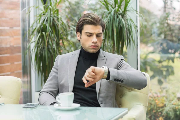 Yakışıklı genç adam onun bakarak