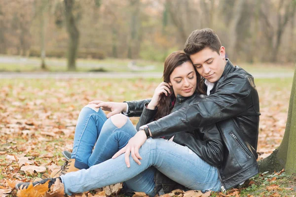 Romantic couple in the park — Stock Photo, Image