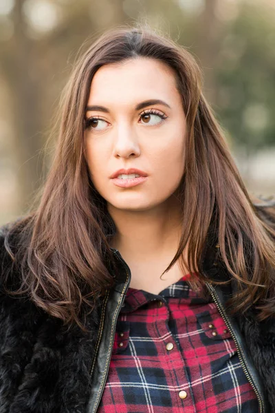 Openlucht portret van een mooie vrouw — Stockfoto