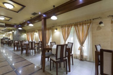 Bir otel restoranının içinde.