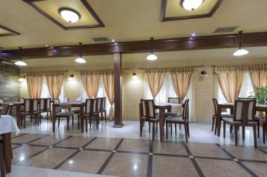 Bir otel restoranının içinde.