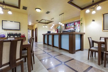 Bir otel restoranının içinde.