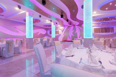 Düğün salonu veya tesisin şık bir akşam yemeği için ayarla 