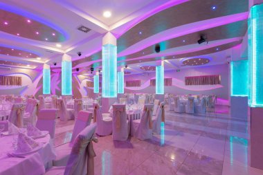 Düğün salonu veya tesisin şık bir akşam yemeği için ayarla 