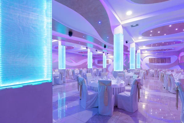 Düğün salonu veya tesisin şık bir akşam yemeği için ayarla 