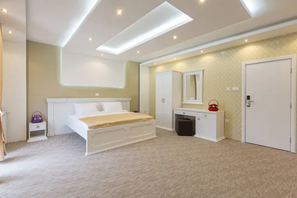 Yeni bir otel yatak odası iç — Stok fotoğraf